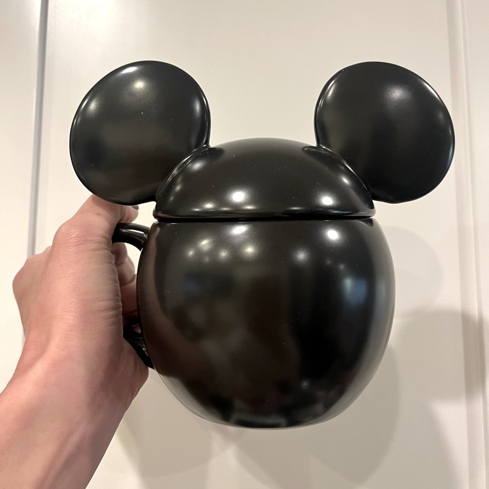 Disney Mickey Mouse stoneware lidded mug, glossy black finish